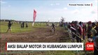 Aksi Balap Motor di Kubangan Lumpur