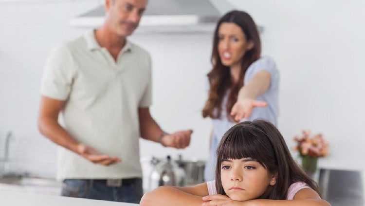 6 Dampak Psikologis Ortu Terlalu 'Drama' bagi Perkembangan Anak Ketika orang tua terlalu mendramatisasi kehidupan, bisa berdampak buruk bagi anak. Berikut dampaknya bagi psikologis sang buah hati.