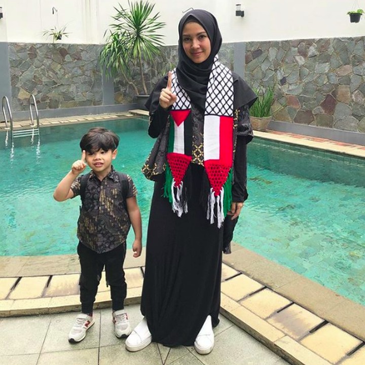 <p>Namun, saat ini <a href="https://hot.detik.com/celeb/4074614/liburan-ke-maldives-impian-ratna-galih-jadi-kenyataan" target="_blank">Ratna Galih</a> sedang sakit nih, Bun. Perutnya membengkak karena adanya cairan yang menggenangi rongga perut. (Foto: Instagram/ratnagalih)</p>