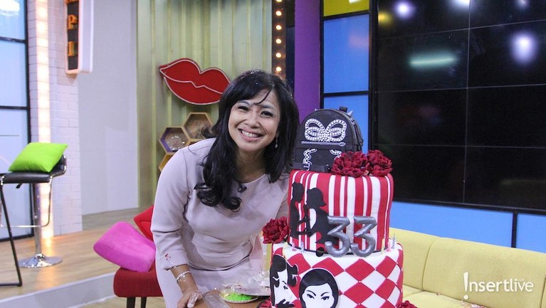 Feni Rose mengaku merilis buku di ulang tahunnya ke-45 pada Kamis (1/11).