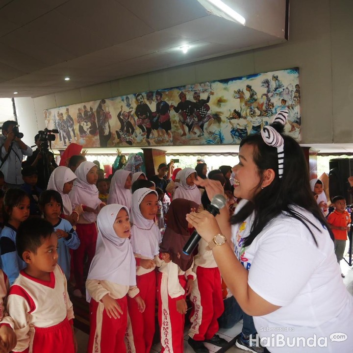 <p>Wah, seru ya, Bun, anak-anak ini nggak hanya mendengarkan, tapi ikut bernyanyi dan bergoyang bareng kakak-kakak pendongeng.</p>