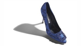 Manolo Blahnik Buat Lagi Stiletto Biru Carrie Bradshaw
