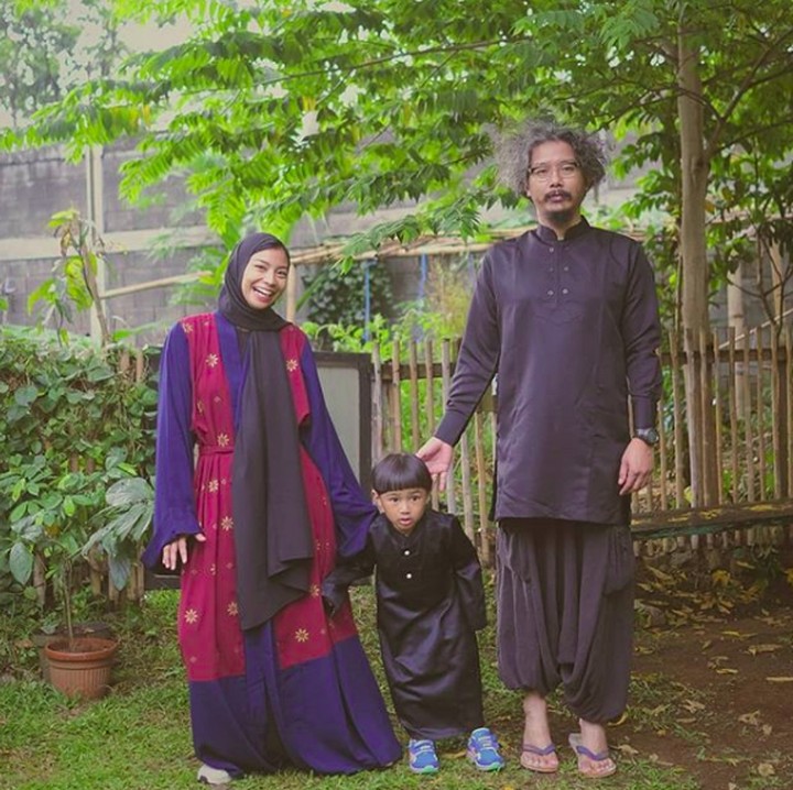 <p>Ini waktu mereka berlebaran. Unik ya gaya keluarga yang satu ini. (Foto: Instagram/shareefadaanish)</p>