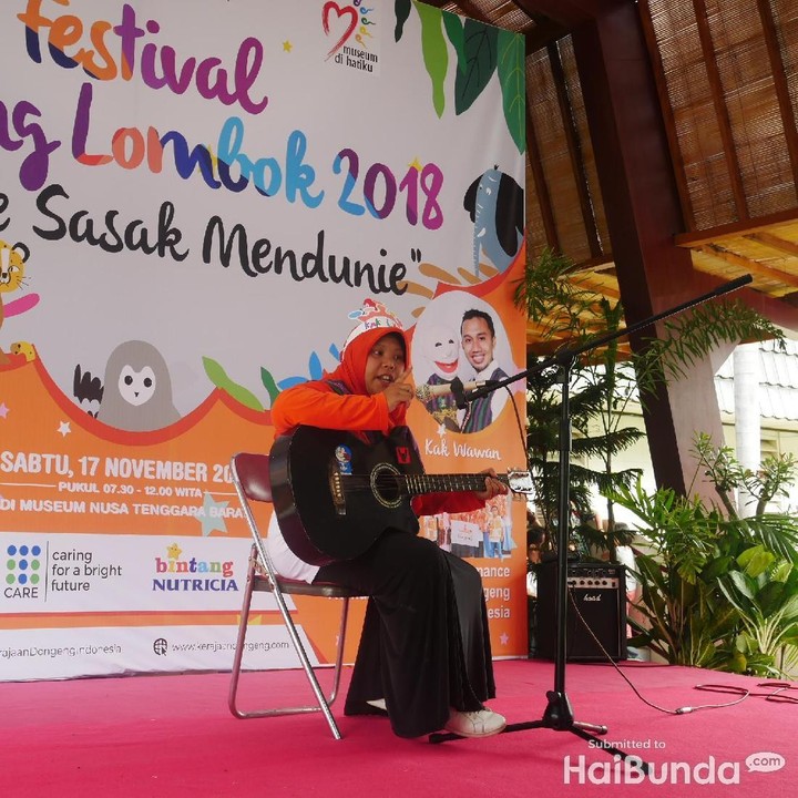 <p>Mendongeng juga bisa diisi dengan alat musik seperti gitar lho, Bun.</p>