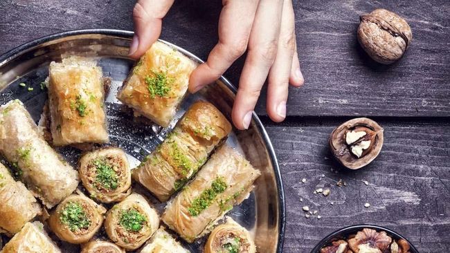 Selain merayakan dengan selawat dan pengajian, beberapa negara juga melengkapi perayaan Maulid Nabi dengan aneka makanan khas.
