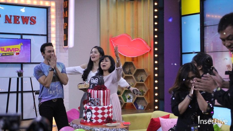 Feni Rose mengaku merilis buku di ulang tahunnya ke-45 pada Kamis (1/11).