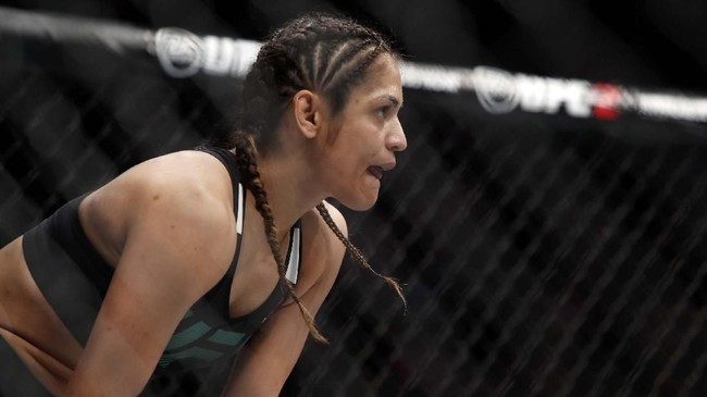 Petarung UFC wanita Cynthia Calvillo masih menyimpan kemarahan setelah harus telanjang saat timbang badan meski meraih kemenangan atas Poliana Botelho.