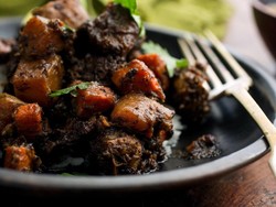 Menjajal Lamb Curry yang Pekat di Restoran Queens Head