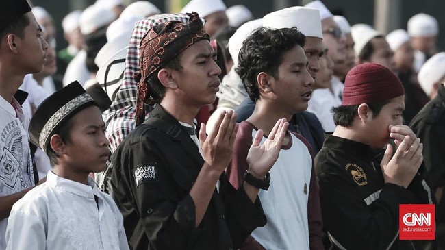 Sesama muslim, MUI juga mengimbau umat tidak terjebak pada pertentangan dan perselisihan yang dapat merusak silaturahmi.