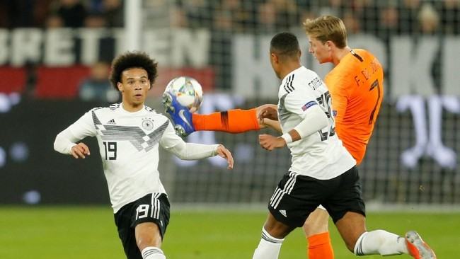 Timnas Jerman bermain imbang 2-2 dengan Belanda dalam laga UEFA Nations League yang berlangsugn di Stadion Veltins Arena, Gelsenkirchen, Selasa (19/11).