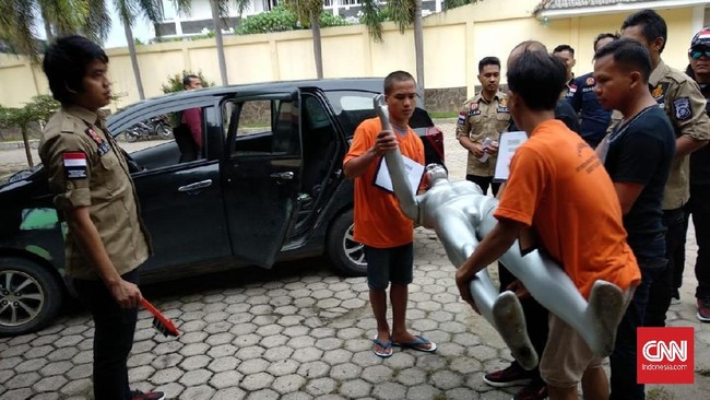 Polda Sumsel menggelar rekonstruksi perampokan disertai pembunuhan terhadap Sofyan (43) sopir taksi online di Palembang.