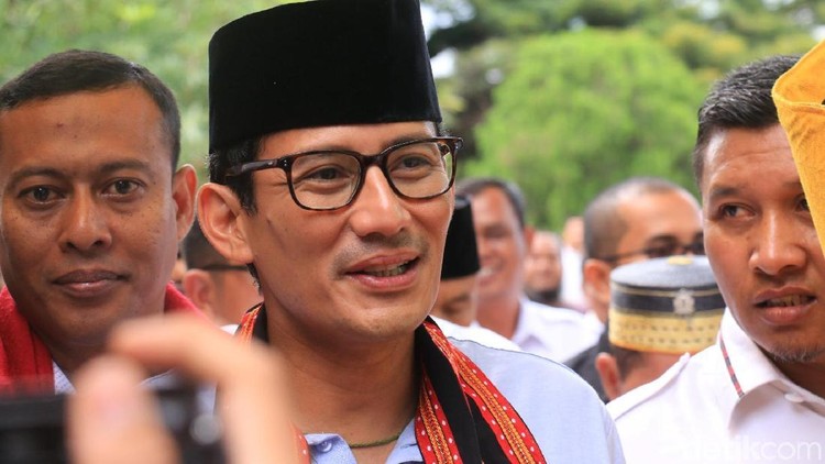 Momen peringatan hari ibu membuktikan kedekatan Sandiaga Uno dan ibunya. Hubungan keduanya bikin hati meleleh lho, Bun.