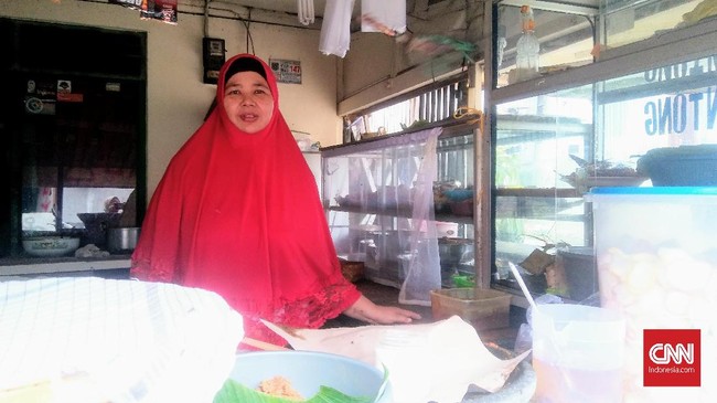 Pedagang gado-gado dan warteg mengakui ada kenaikan harga kebutuhan pokok sejak Lebaran lalu. Namun dianggap biasa karena saat lebaran permintaan tinggi.