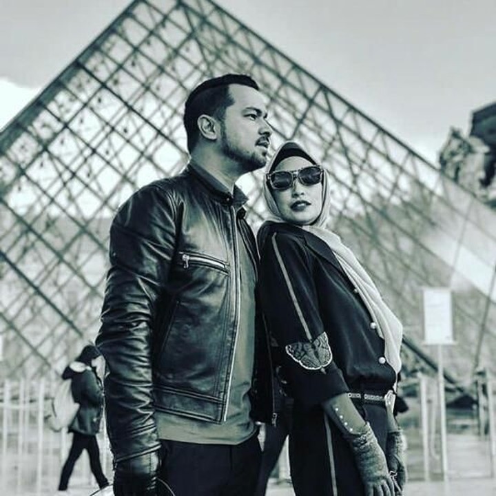 <p>Walaupun sudah punya anak usia remaja, gaya mereka masih tetap keren lho. (Foto: Instagram/ @djorghisultan)  </p>