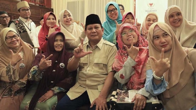 Calon Presiden Prabowo Subianto mengatakan emak-emak punya pengaruh kuat dan karena itu meminta mereka pada Pilpres 2019 berdiri di garda terdepan.