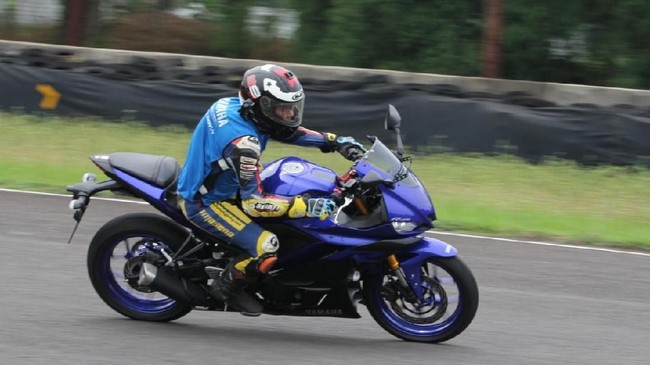 Motor sport 'fairing' 250 cc paling murah saat ini adalah Yamaha R25. Honda CBR250RR dan Kawasaki Ninja 250 harganya melewati Rp60 juta.