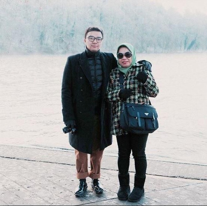 <p>Pelantun lagu 'Menabung' ini kerap terlihat liburan ke luar negeri bersama ibunda tercinta. (Foto: Instagram/ @geofannytambunan)</p>