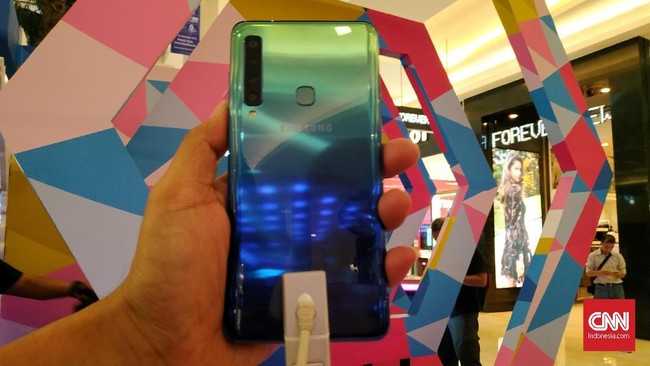 Samsung mengusung konsep baru yakni empat kamera belakang dalam ponsel anyarnya Galaxy A9. Ponsel ini dibanderol Rp7,9 juta.