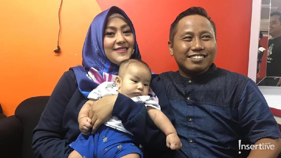 Anak sulung Narji, Sena, sering melontarkan berbagai pertanyaan sulit. Bahkan ia dan istri, Widiyanti, kerap kewalahan menjawab pertanyaan putranya itu.