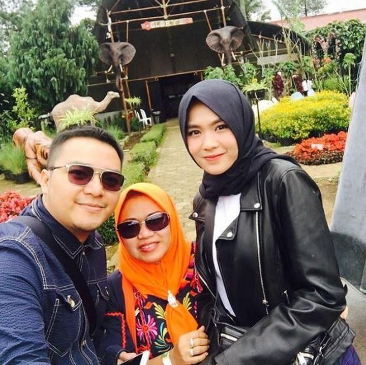 <p>Kalau ini, foto Geofanny bersama bunda dan adik perempuannya yang cantik. (Foto: Instagram/ @yuyunrohyana)</p>