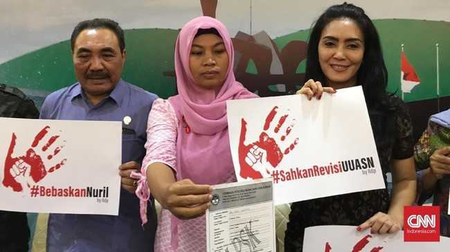 Baiq Nuril mengaku berterima kasih atas perhatian Presiden Jokowi terhadap kasusnya, namun ia menegaskan bakal tetap berjuang lewat peninjauan kembali di MA.