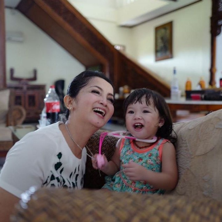 <p>Tawa bahagia anak pertama Gading Marten dan <a href="https://hot.detik.com/celeb/4310310/apa-penyebab-gisel-gugat-cerai-gading-marten" target="_blank">Gisel</a> dengan nenek tercinta. (Foto: Instagram @annamarten8)  </p>