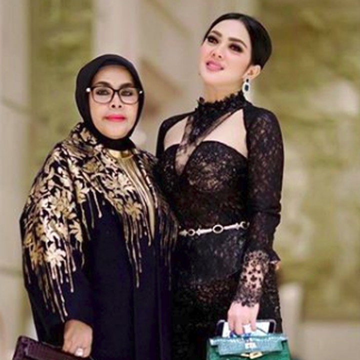 <p>Buat <a href="https://hot.detik.com/celeb/4229764/divisum-kakak-syahrini-alami-luka-berat-akibat-tersetrum" target="_blank">Syahrini</a>, sang bunda adalah segalanya. (Foto: Instagram/mr_ocha_photoworks via princessyahrini)</p>