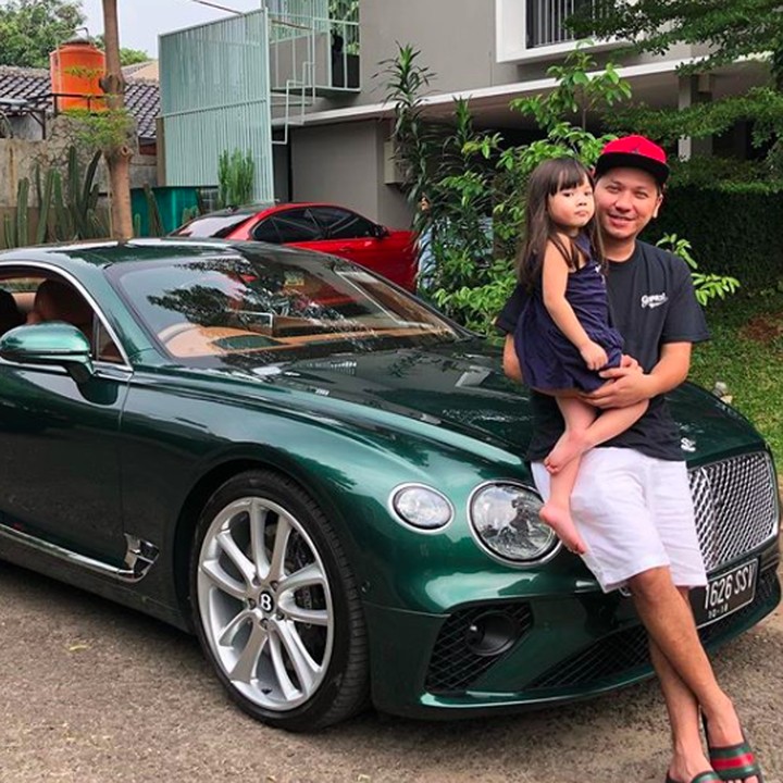 <p>Gempita sama kayak Papa <a href="https://hot.detik.com/celeb/d-4310345/gading-marten-pergi-ke-spanyol-usai-digugat-cerai-gisel?_ga=2.14011314.480857809.1542592998-1198794712.1536556213" target="_blank">Gading Marten</a> nih sepertinya, sama-sama suka otomotif, he-he-he. (Foto: Instagram/ @gadiiing)</p>