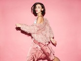 FOTO: Inspirasi Stylish Mix and Match Sweater di Musim Hujan Sweater seringkali identik dengan gaya kuno dan orang tua. Namun hapus anggapan itu dan buat gaya sweater Anda jadi stylish dan kekinian.