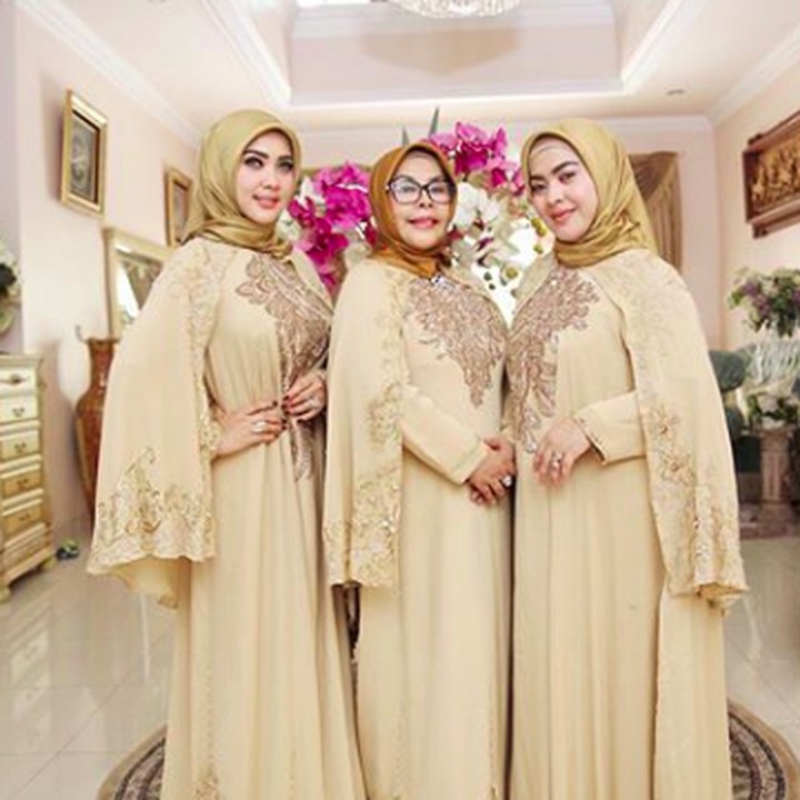 <p>Wanita kelahiran Bogor, 1 Agustus 1982, ini sangat amat menghormati kedua orang tuanya, terutama sang bunda. (Foto: Instagram/princessyahrini)</p>