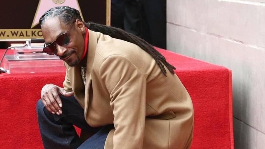 Snoop Dogg akhirnya meraih bintang di Hollywood Walk of Fame setelah 25 tahun berkarya.
