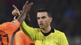 Wasit Menangis di Pelukan Van Dijk Bikin Haru Netizen