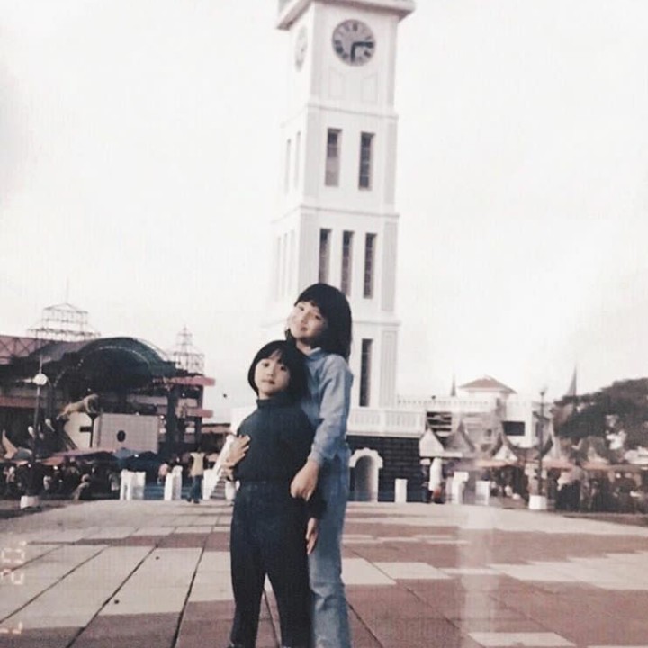 <p>Nikita Willy dengan adik perempuannya di tanah Minang, tanah kelahirannya. Pasti tahu kan Nikita yang mana, Bun? (Foto: Instagram @nikitawillyofficial94)</p>