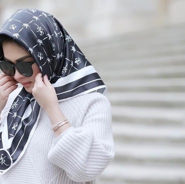 Jelang Lebaran, Syahrini Rilis Mukena Berhias Emas 24 Karat