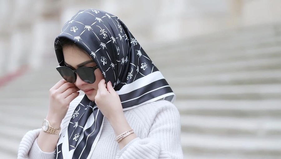 Syahrini mendapat dukungan Reino Barack saat mengikuti pengajian dalam rangka Maulid Nabi Muhammad SAW, Selasa (20/11). 