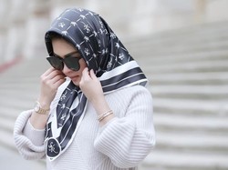 Jelang Lebaran, Syahrini Rilis Mukena Berhias Emas 24 Karat