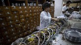 FOTO: Mimpi China Perluas Pasar Obat Tradisional Penggunaan obat tradisional yang mengakar membuat China berharap bisa memperluas pasar pengobatan herbalnya ke skala global.