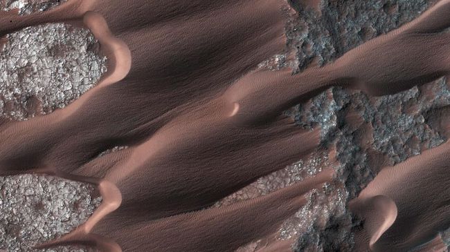 Peneliti mengungkap simulasi yang menjelaskan mengapa Mars yang dulu punya lautan dan sungai, terus kehilangan air.