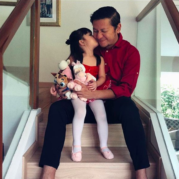 <p>Wah, Papa Gading dapat ciuman dari si balerina cilik nih. (Foto: Instagram/ @gadiiing)</p>