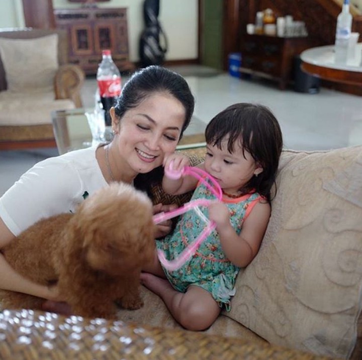 <p>Hati adem banget ya melihat kebersamaan Oma Anna Maria dengan si kecil Gempita. (Foto: Instagram @annamarten8)</p>