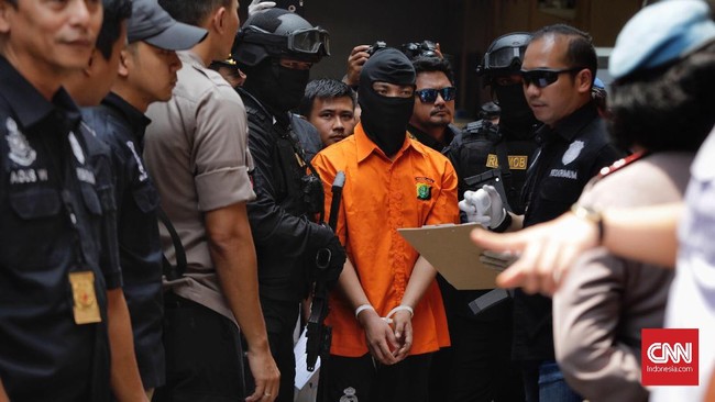 Sejumlah warga yang berkerumun menyaksikan rekonstruksi pembunuhan satu keluarga di Bekasi, berharap pelaku dihukum berat, bahkan dijatuhi hukuman mati.