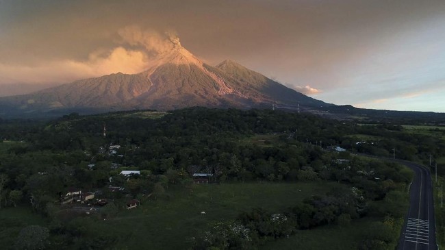 Gunung berapi Fuego di Guatemala erupsi hingga menyebarkan abu yang sampai di kota Guatemala sejauh 35 km.