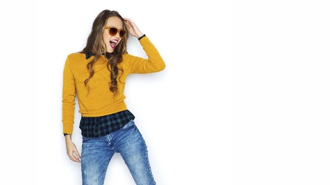 FOTO: Inspirasi Stylish Mix and Match Sweater di Musim Hujan