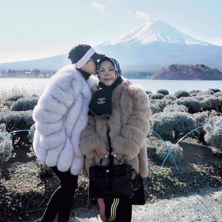 <p>Fatimah Syahrini Zaelani atau yang akrab disapa Syahrini kini sukses dalam karir dan kehidupannya. Menurut Syahrini, kesuksesan yang didapat tak lepas dari doa sang bunda, Wati Nurhayati. (Foto: Instagram/princessyahrini)</p>