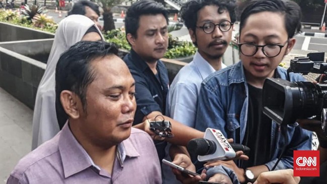 Pelaksana tugas (Plt) Bupati Bekasi Eka Supria Atmaja usai menjalani pemeriksaan sebagai saksi kasus dugaan suap pengurusan izin proyek pembangunan Meikarta, di Gedung KPK, Jakarta, Rabu (21/11).