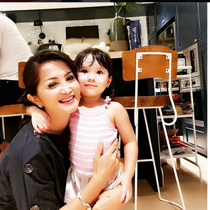 <p>Putri semata wayang Gading Marten dan <a href="https://hot.detik.com/celeb/4310255/gisel-gugat-cerai-gading-marten" target="_blank">Gisella Anastasia</a> atau Gisel, Gempita Nora Marten lucu banget ya, Bun. Gempi merupakan cucu dari Roy Marten dan Anna Maria. (Foto: Instagram @annamarten8)  </p>