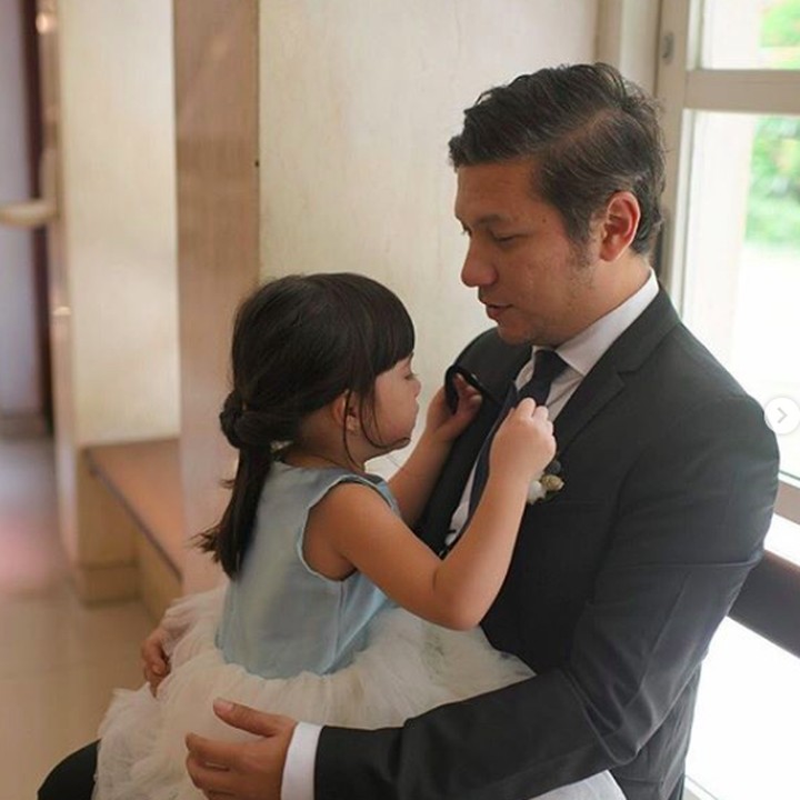 <p>Sweet banget! Gempi lagi benerin dasi papanya nih. (Foto: Instagram/ @gadiiing)  </p>