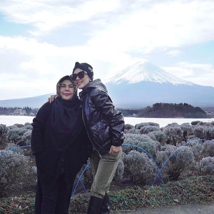 <p>Dalam Instagram-nya, <a href="https://hot.detik.com/celeb/4309324/reino-barack-sebut-syahrini-sosok-yang-humoris-dan-buat-suasana-hidup" target="_blank">Syahrini</a> tak jarang memuja dan memuji ibunya lho. Ia bahkan punya nama panggilan sayang untuk sang bunda, yaitu 'Ibu cetarr'. (Foto: Instagram/princessyahrini)</p>