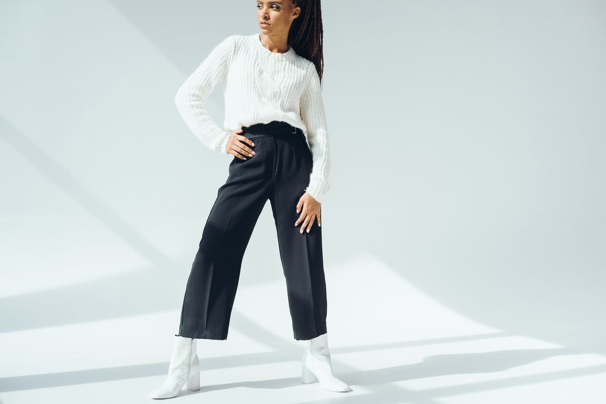 FOTO: Inspirasi Stylish Mix and Match Sweater di Musim Hujan