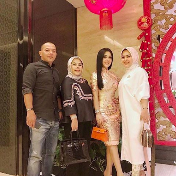 <p>Diceritakan Syahrini, Wati adalah sosok yang kuat bahkan ketika kakak sulungnya meninggal. Beliau lah yang selalu mengajarkan anak-anaknya untuk tegar. (Foto: Instagram/princessyahrini)</p>